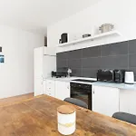 Guesthost - Bright With Parking