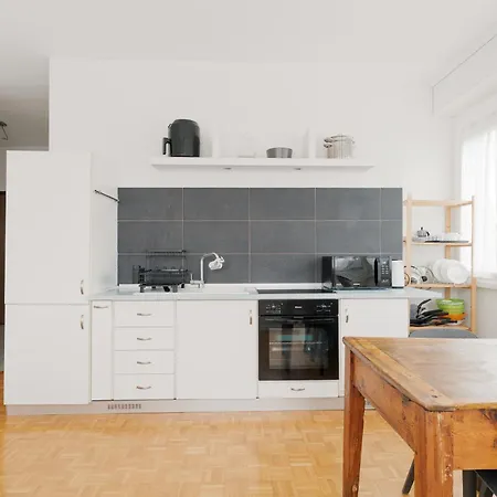 Guesthost - Bright With Parking Apartment Mailand