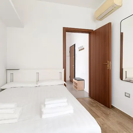 Guesthost - Bright With Parking Apartament