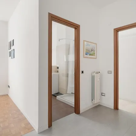 Guesthost - Bright With Parking Apartament *