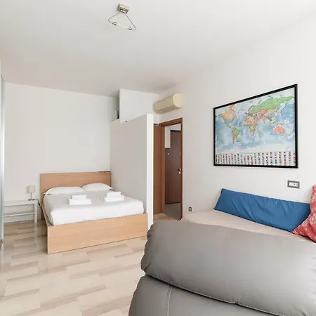 Guesthost - Bright With Parking Apartament Mediolan