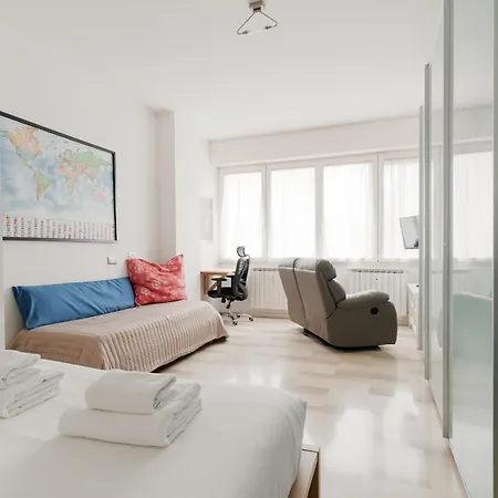 Guesthost - Bright With Parking Apartament
