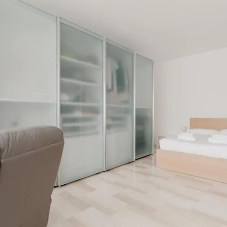 Guesthost - Bright With Parking Apartment *