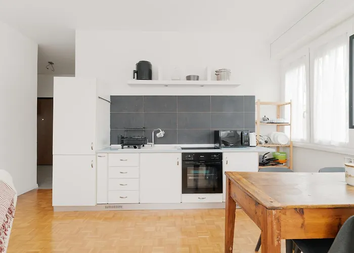 Guesthost - Bright With Parking Apartment Mailand