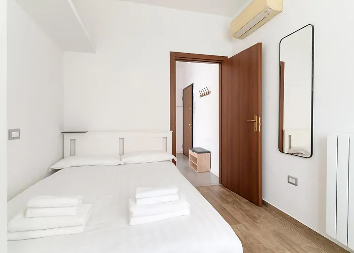 Guesthost - Bright With Parking Apartment