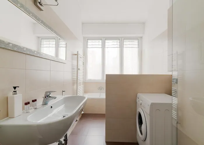 Guesthost - Bright With Parking Apartment
