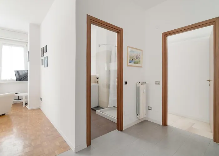 Guesthost - Bright With Parking Apartment *