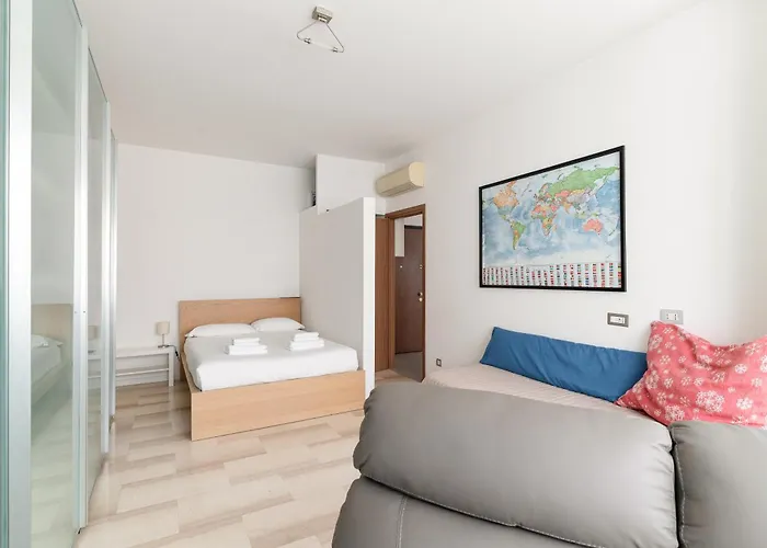Guesthost - Bright With Parking Apartment Mailand