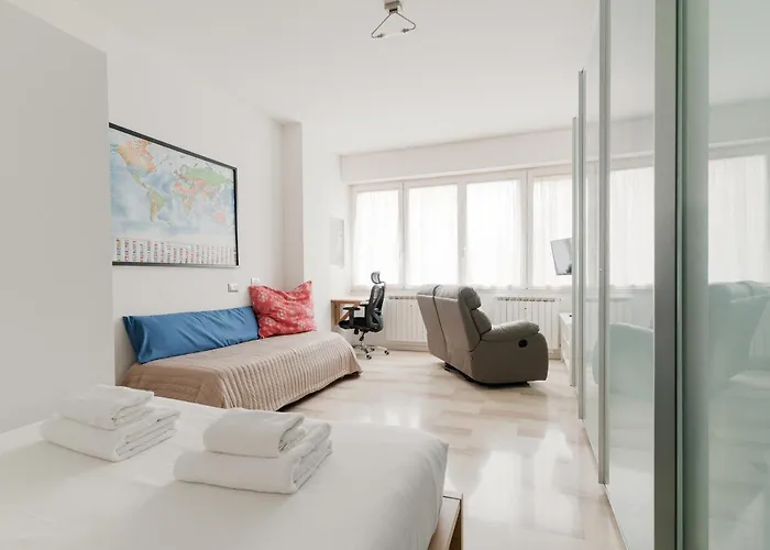 Guesthost - Bright With Parking Apartment