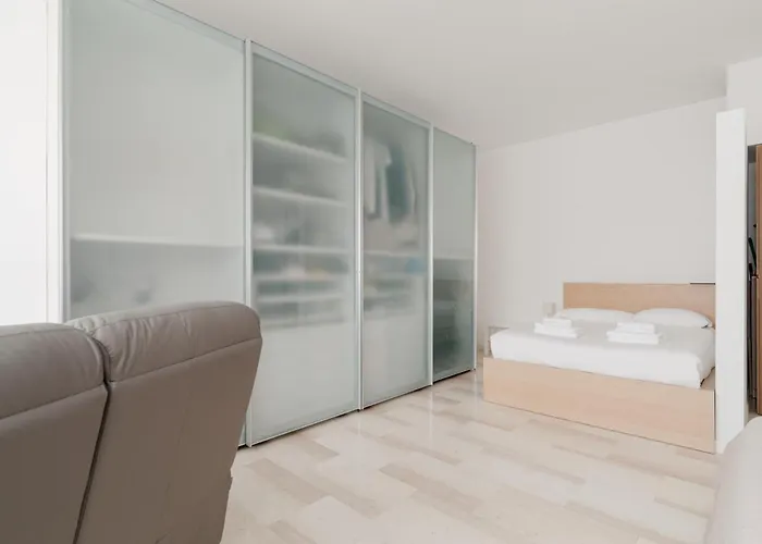 Guesthost - Bright With Parking Apartment *